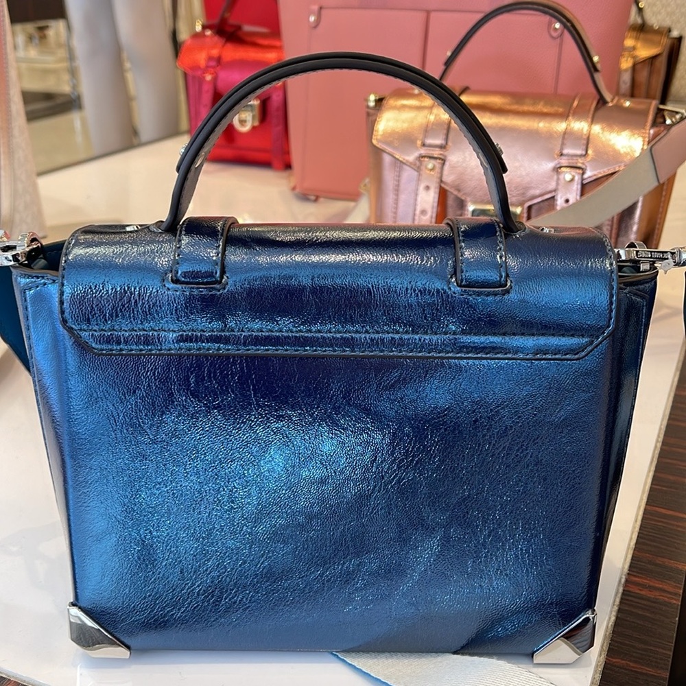 MICHAEL KORS
Manhattan Medium TH SCHOOL Crackled Metallic Leather SATCHEL
TEAL - Picture 16 of 16